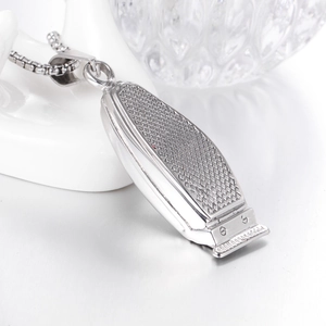 Collier avec pendentif rasoir tendance en acier inoxydable sur un support blanc