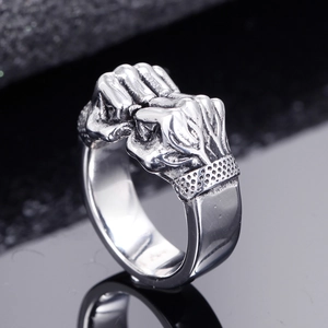 Polierter Edelstahl-Ring mit Boxfäusten im Vintage-Stil und realistischen Handtexturen