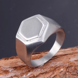 Chevalière hexagonale en acier inoxydable pour homme avec finition brossée