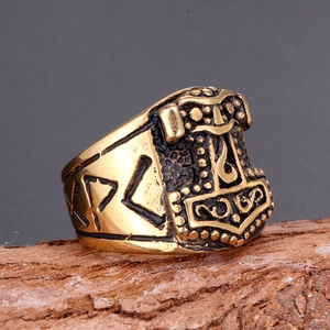 Anello vichingo Martello di Thor vintage in oro con incisioni di rune nordiche