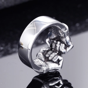 Ring aus poliertem Edelstahl mit einer einzigartigen Skulptur zweier händeschüttelnder Hände