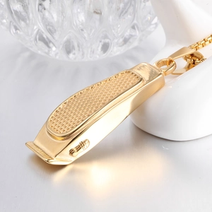 Collier pendentif tondeuse vintage doré avec chaîne box pour style tendance