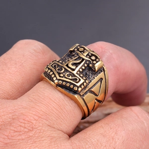 Dettaglio ravvicinato di un anello martello di Thor vintage con motivi in rilievo