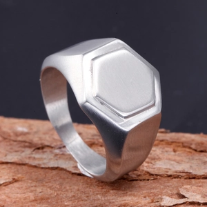 Bague chevalière hexagonale en acier inoxydable brossé pour homme au style industriel