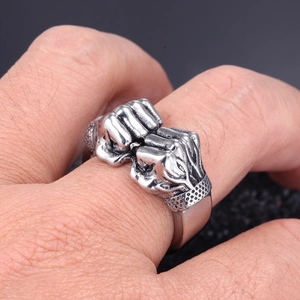 Herrenring aus Edelstahl im Retro-Stil mit zwei Fäusten in antikem Silber-Finish