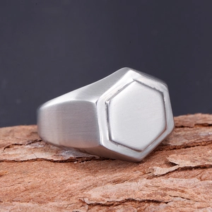 Chevalière homme vintage en acier inoxydable avec finition brossée hexagonale sur bois