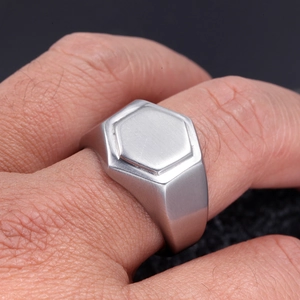 Vue macro de la bague chevalière hexagonale pour homme en acier brossé argenté