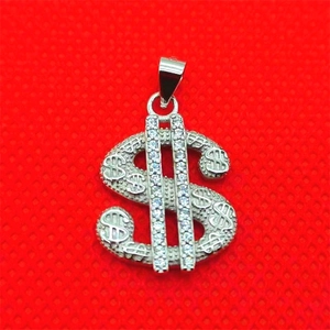 Gros plan détaillé d'un pendentif signe dollar en argent avec des pierres scintillantes de style hip hop