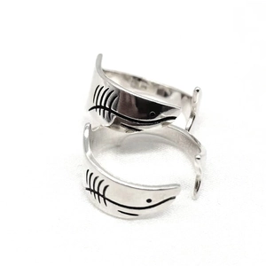 Anello aperto a forma di squalo in argento sterling S925 con dettagli neri minimalisti