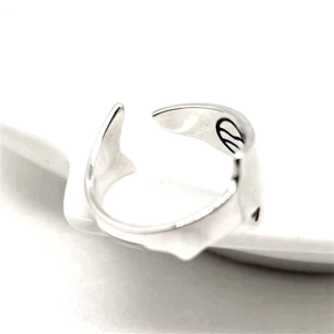 Macro dell'anello a squalo in argento 925 con logo a onda inciso all'interno del gambo