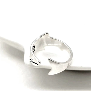 Vista macro dell'anello aperto in argento sterling S925 con design a forma di squalo