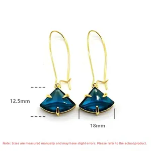 Vue détaillée des boucles d'oreilles en éventail bleu doré avec les dimensions