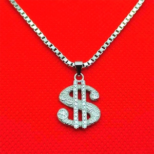 Gros plan du pendentif signe dollar en argent S925 avec zircons sur chaîne vénitienne