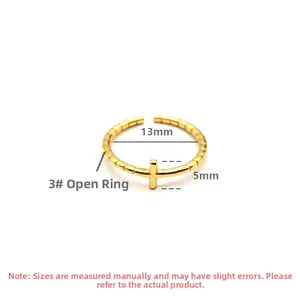 Détail de la bague d'orteil croix en argent S925 doré avec diamètre de 13mm et texture rayée