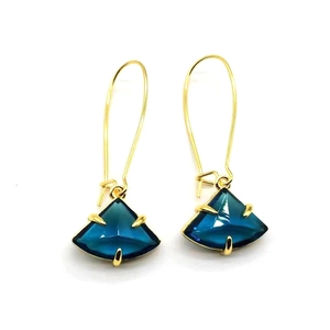 Boucles d'oreilles dorées élégantes avec pierres bleues en forme d'éventail et crochets