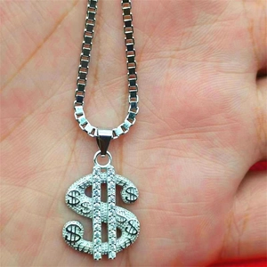 Détail du pendentif dollar en argent S925 avec incrustation de cristaux scintillants