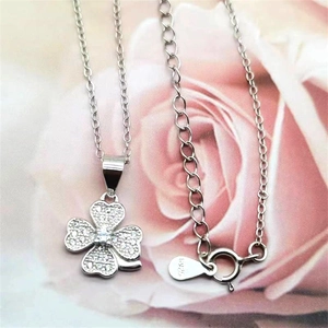 Sparkling S925 sterling silver four-leaf clover pendant necklace with cubic zirconia gems