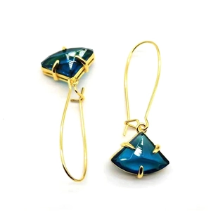 Boucles d'oreilles dorées en éventail avec pierres bleues et longs crochets chic