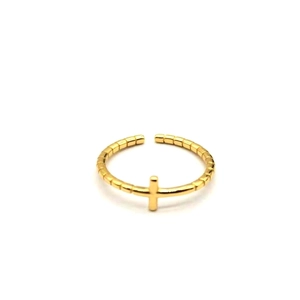 Détail de la bague d'orteil réglable dorée avec croix et design de texture bambou