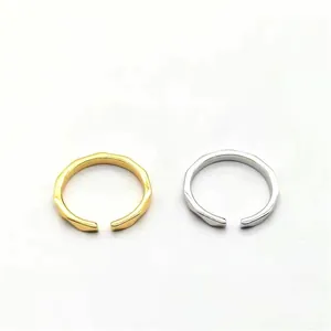 Detail of adjustable geometric S925 sterling silver toe rings in gold and silver finish