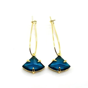 Élégantes boucles d'oreilles pendantes dorées en forme d'éventail bleu foncé