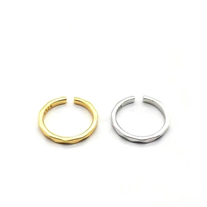 Detail of silver and gold geometric rings featuring S925 engraving and hammered texture