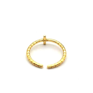 Vue détaillée du poinçon S925 sur une bague croix dorée avec anneau texturé