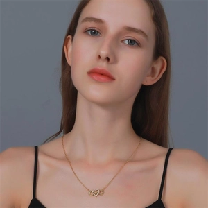 S925 Sterling Silber Herz Unendlichkeit Kette mit Zirkonia an einem weiblichen Modell