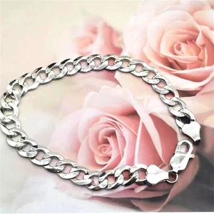 Détail macro du bracelet gourmette en argent S925 de 8mm avec fermoir mousqueton robuste