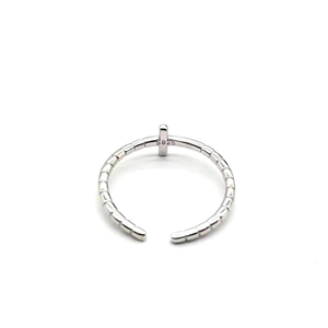 Vue macro de la bague croix en argent S925 avec texture bambou et anneau ouvert réglable