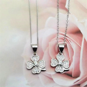Sparkling S925 sterling silver four-leaf clover pendant necklace with white zircon stones