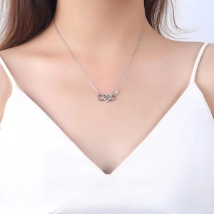 Gros plan du collier coeur infini en argent S925 avec zircon sur un mannequin
