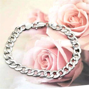 Vue détaillée d'un bracelet gourmette en argent sterling 925 de 8mm avec fermoir homard