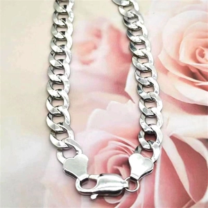 Détail macro du bracelet gourmette 8mm en argent 925 avec fermoir mousqueton en forme de cœur