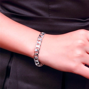 Gros plan d'un bracelet gourmette en argent sterling 925 de 8mm pour homme au poignet
