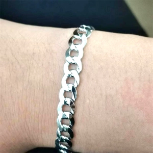 Gros plan du bracelet gourmette plaqué argent S925 de 8 mm au poignet pour hommes et femmes
