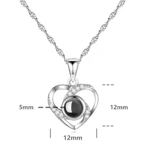 Dettaglio della collana cuore in argento S925 con pendente da 12mm e pietra di proiezione