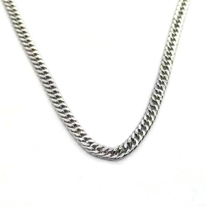Close-up detail of silver S925 curb chain necklace showing polished metal texture