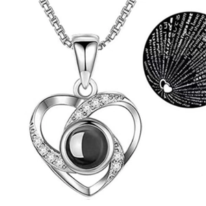 Dettaglio del ciondolo a cuore in argento con pietra di proiezione nano e cristalli