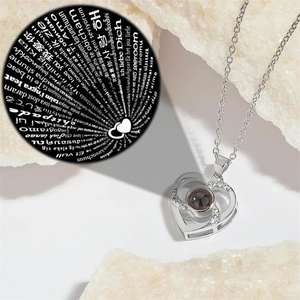 Dettaglio macro della collana a cuore argento con pietra di proiezione Ti amo in 100 lingue