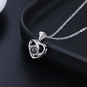 Collana proiezione cuore argento S925 con diamanti su elegante sfondo nero