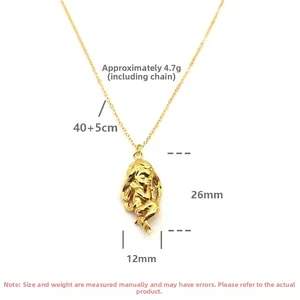 Vue détaillée du pendentif sirène doré avec gravures fines et chaîne ajustable