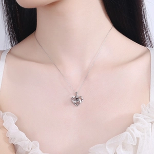 Dettaglio della collana con proiezione a cuore in argento S925 su collo femminile