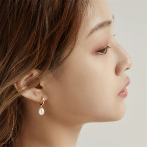 Elegant S925 sterling silver earrings with round gold hoop and freshwater pearl drop