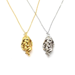 Colliers avec pendentif sirène en argent S925 finitions or et argent sur fond blanc pur