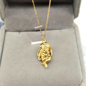 Exquis collier pendentif sirène en argent S925 doré dans une boîte à bijoux grise