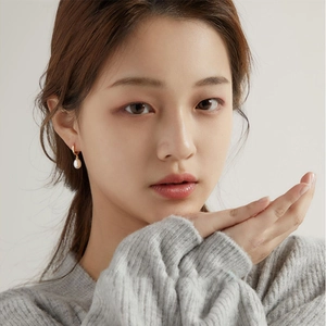 Elegant S925 silver pearl drop earrings worn by model for a stylish and graceful look