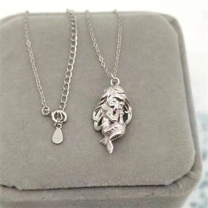 Gros plan détaillé d'un pendentif sirène en argent sterling 925 avec gravures 3D précises