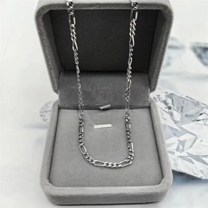 Chaîne Figaro classique en argent S925 présentée dans un coffret à bijoux en velours gris