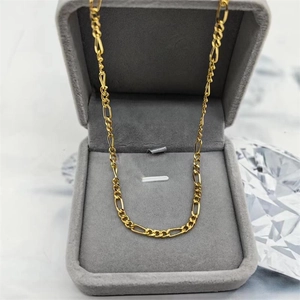 Élégant collier maille Figaro en argent S925 plaqué or dans son coffret cadeau en velours